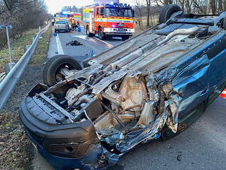 Při dopravní nehodě na silnici I/47 u Fulneku byli zraněni tři lidé, na místě přistál vrtulník