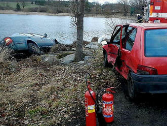 Po nehodě dvou osobních vozidel u Skaličan skončil jeden automobil v rybníce