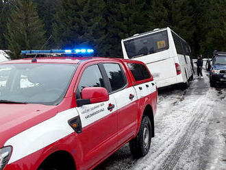 U Přebuzy na Sokolovsku zapadl autobus s dětmi, hasiči je převezli náhradním autobusem do Bublavy