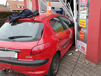 V Třeboni v ulici Na Kopečku narazilo osobní auto do prodejny elektra. Ve voze cestoval pouze řidič…