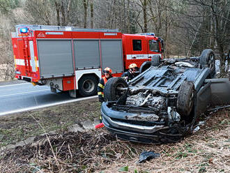 U obce Liptál, ve směru na Zlín, skončil osobní automobil na střeše mimo vozovku