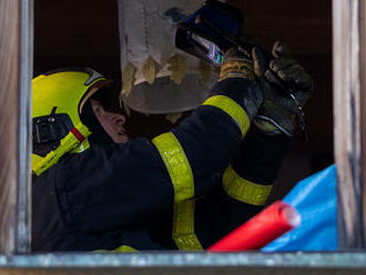 Při požáru domu ve frýdecko-místecké části Bahno zemřel člověk, na místě zasahovaly tři jednotky hasičů