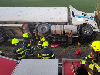 U Stračova zemřel po nárazu do stromu řidič nákladního automobilu, hasiči přečerpávali naftu