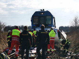 Při nehodě na železničním přejezdu na Jičínsku zemřel člověk, druhého hasiči vyprošťovali