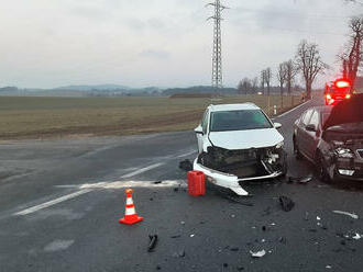 Při střetu dvou osobních vozidle u Nové Vsi u Nového Města na Moravě se zranila jedna osoba