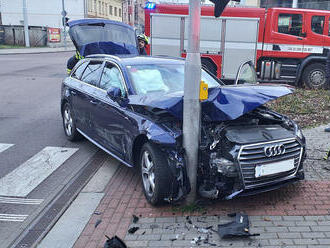 Nehoda v centru Pardubic byla ohlášena až z Německa, při kolizi byl poškozen semafor