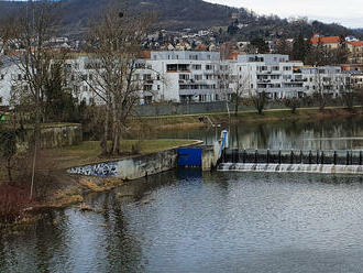 Dva hasiči zemřeli při pokusu o záchranu osoby z jezu v Berouně, od tragické události uplynulo už 52 let