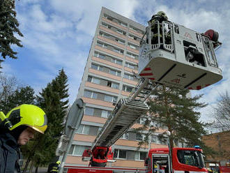 V budově kolejí Bedřicha Václavka v Olomouci hasiči nacvičovali zásah při požáru, hledali šest pohřešovaných studentů