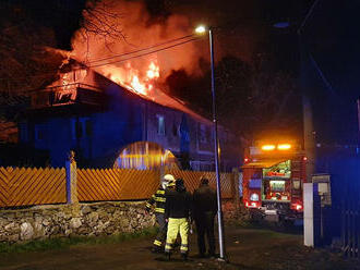 Požár zničil střechu domu v Andělské Hoře, zasahovaly jednotky z druhého stupně poplachu