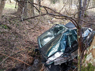 U Žacléře vyprostili hasiči havarovaný automobil, který byl nalezen bez posádky mimo komunikaci v…