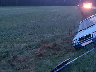 V Břehách na Pardubicku hasiči pomáhali řidiči, který se svým automobilem narazil do dopravní…