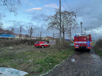 Hasiči vyprostili osobu pod lokomotivou na železničním viaduktu v Praze 5