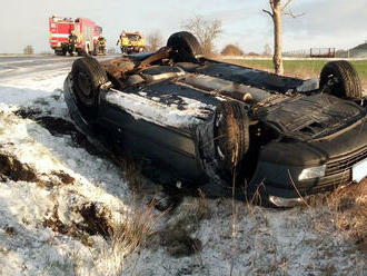 Na silnici č. 324 havaroval na zledovatělé komunikaci mezi Stěžery a Dolním Přímem osobní vůz,…