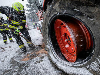 Ve Velichovkách narazilo auto do posypového traktoru, na silnici pak vyteklo asi 40 l hydraulického…