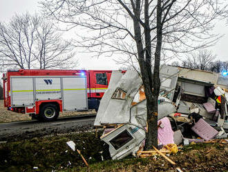 U Libějovic zasahovali hasiči u nehody obytného vozu, pomáhali s transportem osoby do vrtulníku