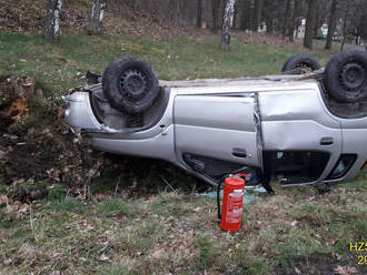 V Bohušově zasahovali hasiči u nehody osobního vozidla. Jeden člověk byl zraněn, automobil skončil…