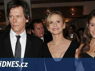 Kozy kam se podíváš. Herec Kevin Bacon farmaří a zpívá zvířatům