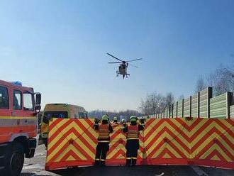 Další smrt na dálnici. Kamion za Chotěbuzí tlačil auto, jeho řidič nepřežil