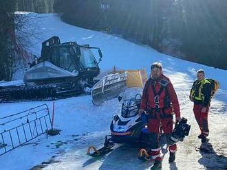 Snowboardista v Beskydech narazil do stromu a na místě zemřel. Neměl helmu