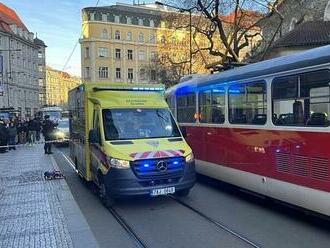 Tramvaj srazila devítiletou dívku, ta přišla o nohu. Zraněná je i další školačka