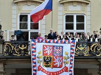 Na Pražský hrad se vrátila standarta, kterou umělci vyměnili za rudé trenýrky