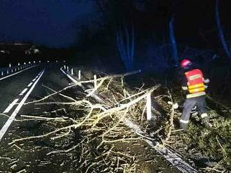 Česko zasáhl silný vítr. Stromy padají na silnice i železnici