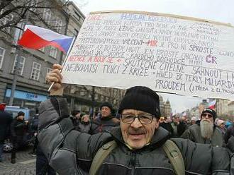 Na Václavském náměstí protestují tisíce lidí. Vymezují se proti vládě