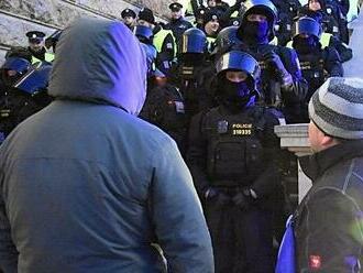 Část demonstrantů chtěla vniknout do Národního muzea. 15 z nich zadržela policie