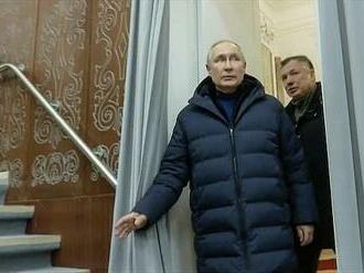 Putinova „pracovní cesta“. Ruský prezident navštívil okupovaný Mariupol