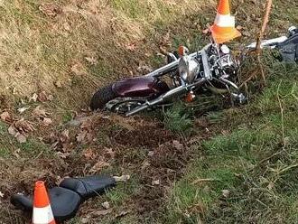 Motorkář na Dačicku narazil do stromu. Na místě zemřel