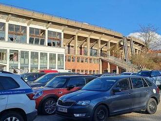 Špatný stav stadionu Za Lužánkami v Brně? Auta stále parkují v jeho blízkosti