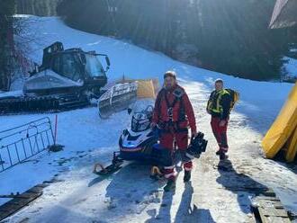 Obrovské NEŠŤASTIE na svahu: Po náraze do stromu zomrel snowboardista, nemal prilbu