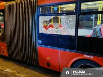 Bolo mu to TREBA? Jeden z fanúšikov rozbil okno na autobuse, skončil na polícii! FOTO