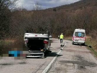 Tragická nehoda: Auto skončilo na streche, o život prišla mladučká spolujazdkyňa