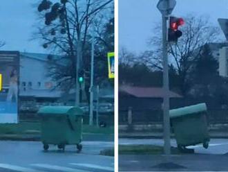 Východniarske eko vozidlo? Michalovcami sa RÚTIL kontajner, Slováci sa bavia, VIDEO