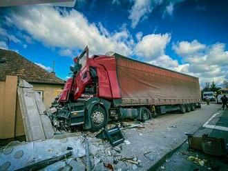 Od TRAGÉDIE ich delili centimetre! Nákladné auto o chlp minulo zastávku PLNÚ ľudí, FOTO