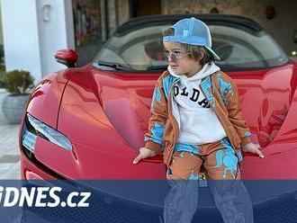 Frajeřina, či šílenost? Tříletý kluk prohání ferrari za 50 milionů po okruhu