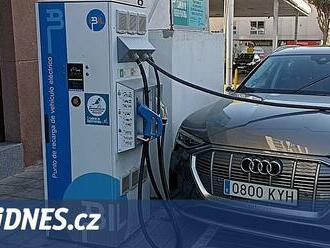 GLOSA: Elektromobil je tichý, ale poslechněte si nabíječku v akci. Hučí a piští