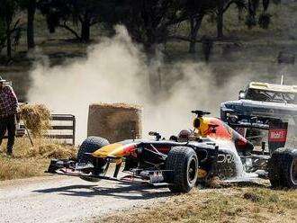 Je monopost F1 použiteľný len na okruhu? Kdeže, Daniel Ricciardo si s Red Bullom dal aj offroad