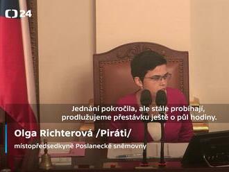 Sněmovna schválila snížení červnového růstu penzí na průměrných 760 korun. Závěrečné hlasování se konalo až dnes dopoledne. Schůze přitom začala v úterý. Kvůli opozičním obstrukcím trvala 97 hodin.