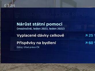 Na sociální dávky lidé čekají i několik měsíců. Těch, kteří je potřebují, totiž přibývá. Zaměstnanců na úřadech práce naopak není dost.