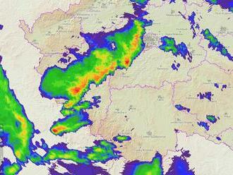 Z Německa postupuje do Čech stále velké množství přeháněk a také slabší bouřky. Potenciální riziko představují hlavně ucelenější struktury spojených bouří.