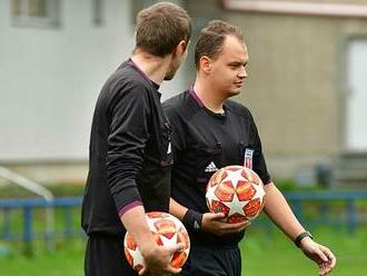 Skandál v Chebu. Šéf fotbalového mužstva udeřil rozhodčího do hlavy