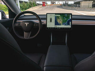 Tesla oficiálně přiznala, že její „autonomní řízení” je šmejd, zastavila jeho další uvádění na trh