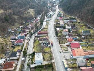 Vodiči, pripravte sa na zdržania. Začali veľké opravy, kolóny sa môžu cestou na Donovaly tvoriť až rok