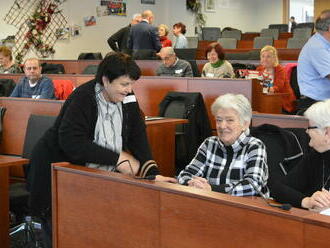 Z okna vyhadzujú aj desaťtisíce eur. Podvodníci útočia na slovenských seniorov, banka sa rozhodla zakročiť