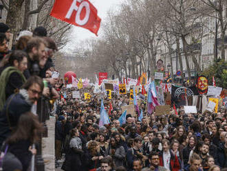 Vo Francúzsku bolo horúco, pri protestoch 172 zatknutých, 149 policajtov zranených