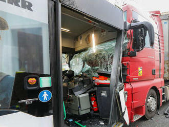 Po čelnej zrážke autobusu a nákladiaku v Nemecku je 31 zranených