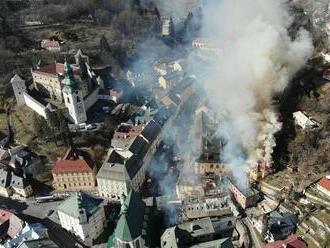 Požiar v Banskej Štiavnici zastabilizovali, poškodil sedem budov