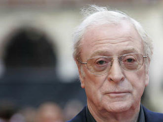 Michael Caine už najradšej pracuje v posteli. Slávny herec oslavuje 90. narodeniny